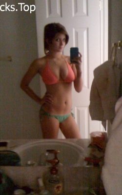 Descargar Pack Porno de Linda jovencita zorrita vende sus nudes