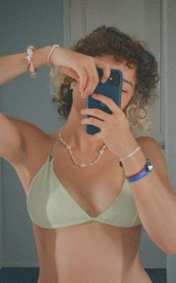 Descargar Pack Porno de Mi novia le da la bienvenida a los vecinos +video follada