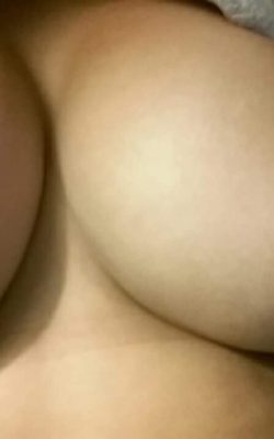 Descargar Pack Porno de Pendejita tetona manda videos y se filtran